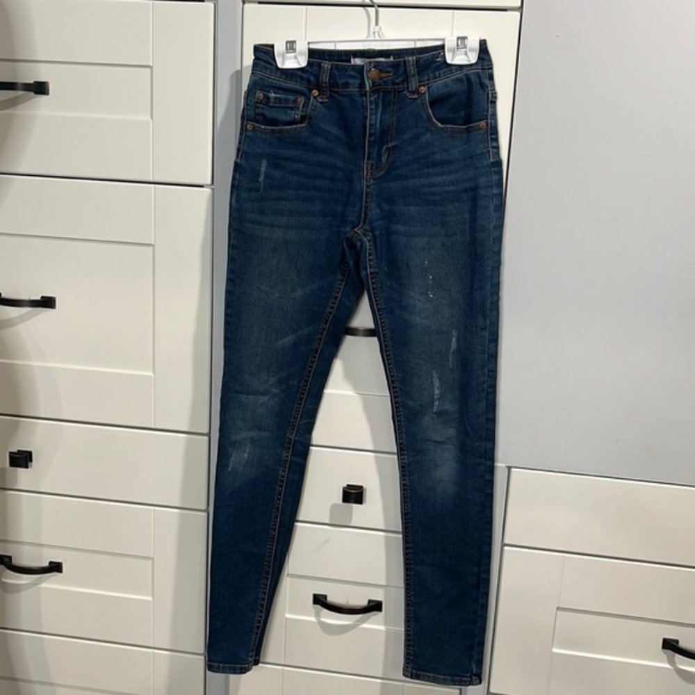 FOREVER, 21 size 25 x 28 cropped skinny jeans, dark wash mid rise light distress